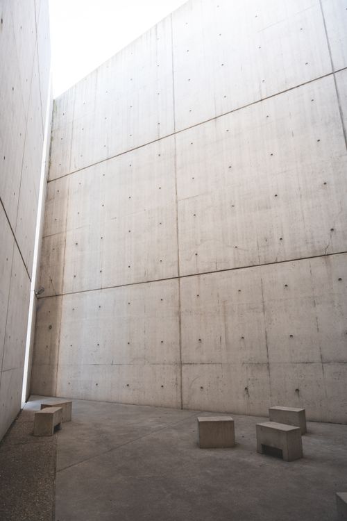 Banca de concreto en un espacio urbano moderno
